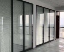 青島海都集團商務(wù)中心辦公室玻璃隔斷效果圖